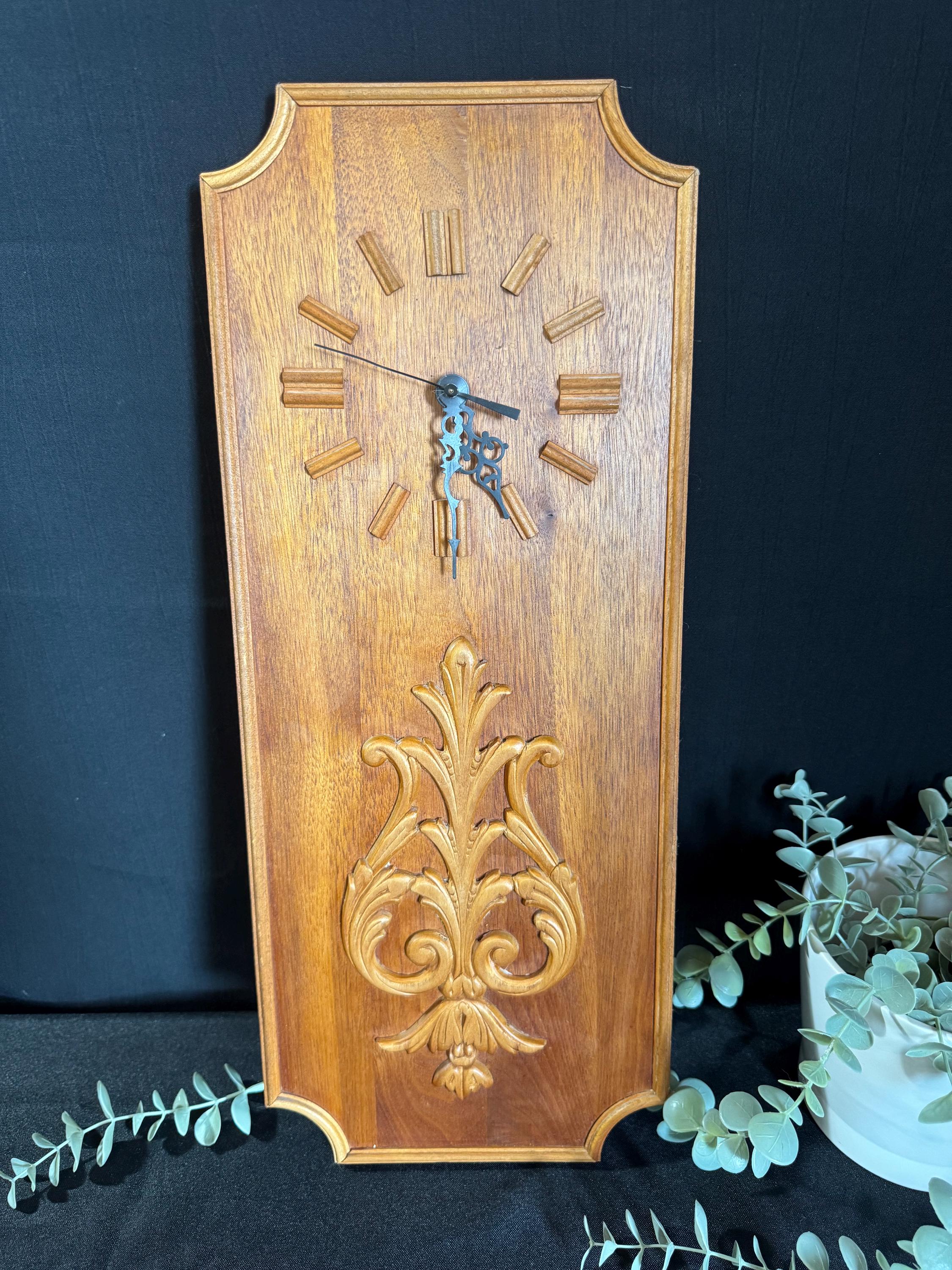 Horloge murale ronde en bois verni avec date