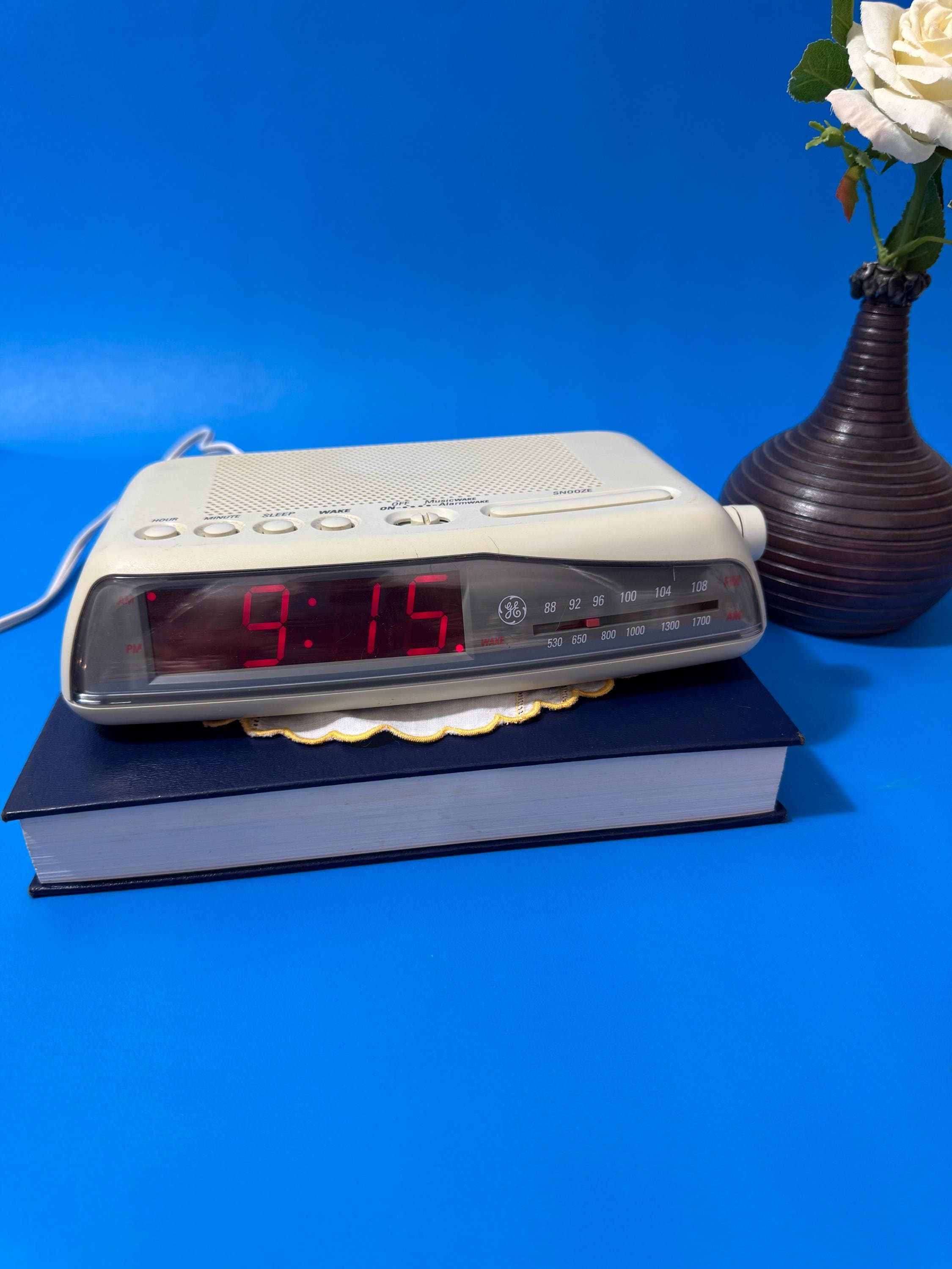 Vintage GE (general Electric) Clock Radio Model 7-4816B - Cream