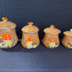 SET VON 4 Vintage 1977 Keramik Pilz Behälter/Gläser - Handsignierte &quot;Denise&quot; Volkskunst