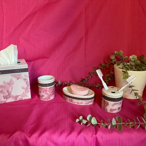 Ensemble d&#39;accessoires de salle de bain géométriques et marbrés roses vintage – housse de boîte de mouchoirs, porte-brosse à dents, gobelet, porte-savon | Déco rétro chic