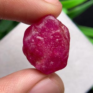 Rubí en bruto relleno de vidrio, 20x16x8 mm, 28,33 quilates. Piedra rara para la fabricación de joyas.