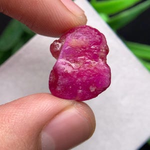 Rubí en bruto relleno de vidrio, 18,6 x 17 x 6,4 mm, 21,27 quilates. Piedra rara para la fabricación de joyas.