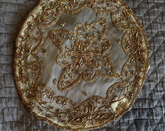 Toalhinha vintage transparente dourada com bordado de miçangas