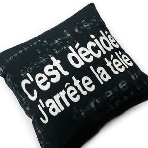 Coussin noir message C'est décidé, j'arrête la télé cadeau pour les accros de la TV image 3