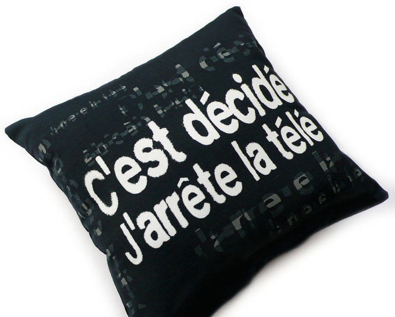 Coussin noir message C'est décidé, j'arrête la télé cadeau pour les accros de la TV image 3