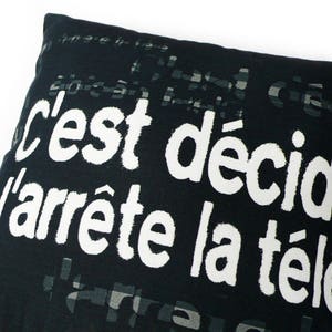 Coussin noir message C'est décidé, j'arrête la télé cadeau pour les accros de la TV image 2