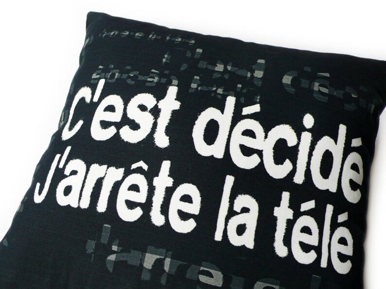 Coussin noir message C'est décidé, j'arrête la télé cadeau pour les accros de la TV image 2