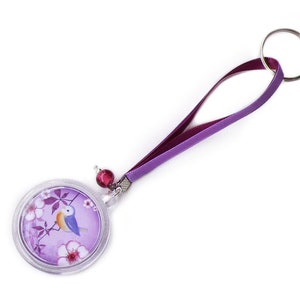 Porte-clés ruban et médaillon dessin oiseau et fleurs