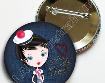 Badge rond "Miss Pompon" bleu jean ou rayé 45 mm, illustration serie limitée.