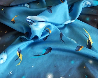 Foulard de soie carré bleu Poissons dans la Lune cadeau femme