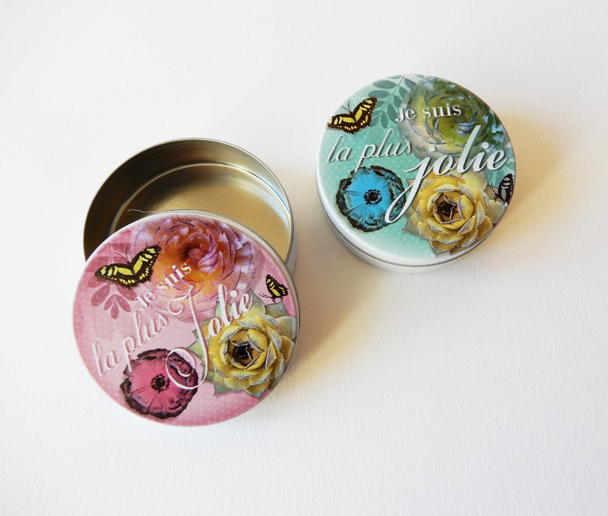 Dessin Message et Fleurs Je Suis La Plus Jolie Imprimé sur Une Petite Boite Ronde