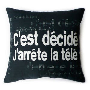 Coussin noir message C'est décidé, j'arrête la télé cadeau pour les accros de la TV image 1