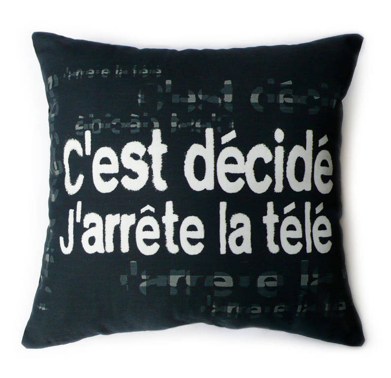 Coussin noir message C'est décidé, j'arrête la télé cadeau pour les accros de la TV image 1