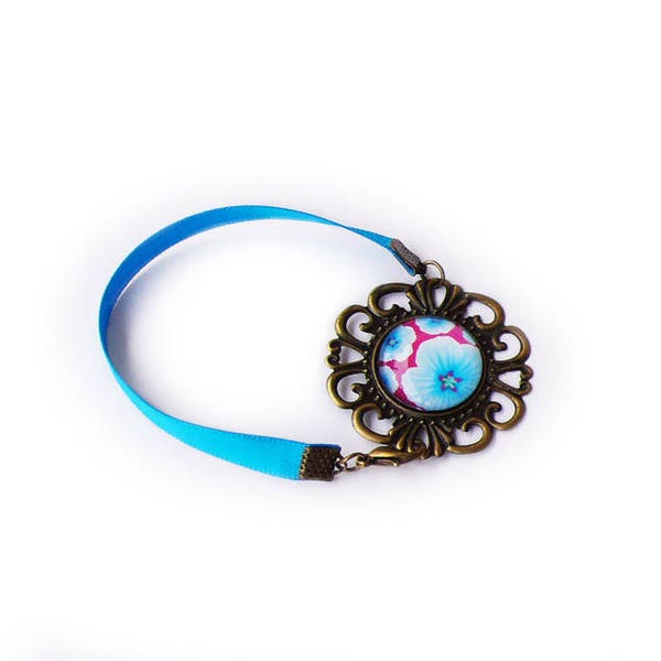 Bracelet tissu et medaillon Fleurs bleues roses