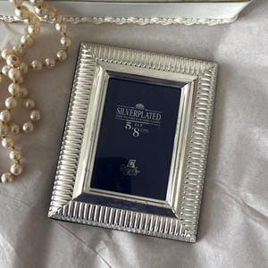 Marco de fotos rectangular pequeño de metal estriado chapado en plata estilo retro