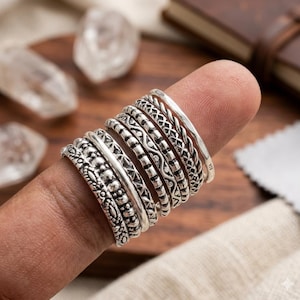 Set di anelli impilabili in argento fatti a mano - Fedi sottili e spesse, perfette da indossare come regalo.