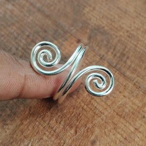 Anillo espiral ajustable de plata de ley: joyería minimalista con un toque llamativo.
