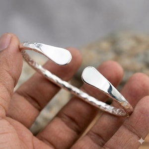 Bracciale rigido in argento massiccio martellato, bracciale a polsino in argento fatto a mano, bracciale rigido minimalista aperto impilabile, bracciale da polso in argento massiccio in stile boho, regalo per lei