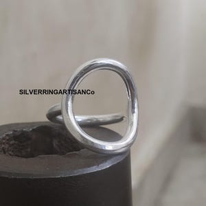 ラウンドシルバーリング、カルマリング、ハンマー加工シルバーのミニマリストサムリング、サークルリング、オープンラウンドサークル、フィーチャーステートメントリング、ハンドメイドリング