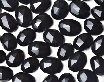 Pierres précieuses en vrac calibrées à dos plat en onyx noir naturel ovale de taille rose. De 3 x 5 mm à 18 x 25 mm.