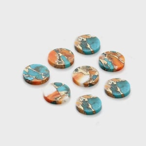 Peut inclure: Huit perles rondes en pierres précieuses aux couleurs turquoise, orange, blanc et or. Les perles sont disposées sur une surface blanche, mettant en valeur leurs motifs et textures uniques. Idéal pour la création de bijoux.