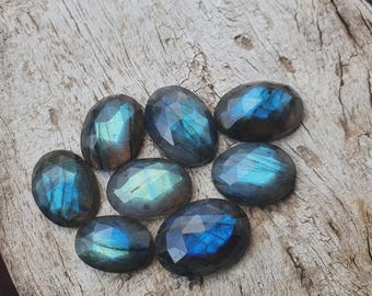 Pietra preziosa sfusa calibrata con fondo piatto, taglio a rosa ovale sfaccettato di labradorite naturale. Da 3 x 5 mm a 18 x 25 mm.