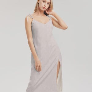 Elegancka sukienka midi z damaszku – wiązanie na ramiączkach, rozcięcie z boku, lekki, neutralny fason halki