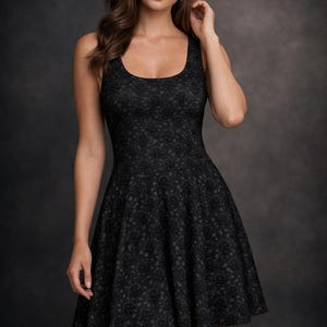Abito skater con rose nere, abito floreale gotico da donna, abito senza maniche aderente e svasato, abito estivo romantico scuro