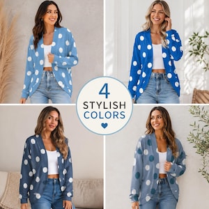 Peut inclure: Une collection de quatre cardigans ouverts avec un motif à pois blancs. Les cardigans sont présentés dans quatre nuances de bleu distinctes, portés sur un haut blanc et un jean bleu. Le graphique central affiche le texte 4 STYLISH COLORS.