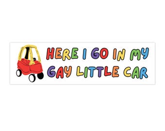 Könnte beinhalten: Ein Aufkleber mit einem roten Spielzeugauto, schwarz-weißen Rädern und einem gelben Dach. Der Text "HERE I GO IN MY GAY LITTLE CAR" ist in bunten Buchstaben geschrieben.