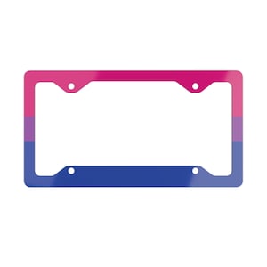 Puede incluir: Marco de matrícula con un diseño degradado en los colores de la bandera del orgullo bisexual: rosa, morado y azul. El marco tiene cuatro orificios de montaje y forma rectangular.