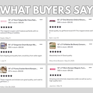 Puede incluir: Una pantalla digital titulada WHAT BUYERS SAY que muestra seis rese&ntilde;as de clientes para imanes de parachoques de 10 por 3 pulgadas. Cada entrada incluye una calificaci&oacute;n de cinco estrellas, nombres de clientes, fechas y comentarios sobre calidad.