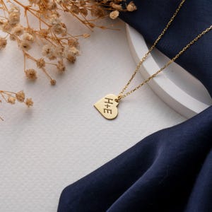 Pingente de coração com inicial gravada, colar de ouro com letras personalizadas, presente de aniversário, joias de verão, colar para mulheres, presentes personalizados