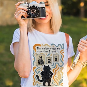 Camiseta divertida de la Galería del Gato Negro – Camiseta de algodón orgánico – Arte de dibujos animados retro sarcástico – Regalo ecológico para amantes del arte y amantes de los gatos