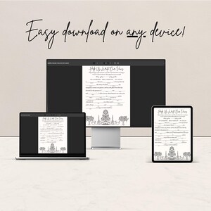 Puede incluir: Un cuestionario de boda digital que se muestra en una computadora port&aacute;til, un monitor de escritorio y una tableta. El texto "Easy download on any device!" est&aacute; escrito encima de las pantallas. El cuestionario se titula "Help Us Write Our Vows".