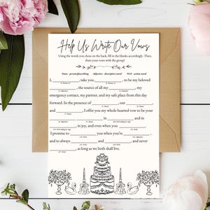 Puede incluir: Una tarjeta de votos matrimoniales para rellenar con el texto "Help Us Write Our Vows". La tarjeta est&aacute; sobre un sobre marr&oacute;n, rodeada de flores rosas y vegetaci&oacute;n. La parte inferior de la tarjeta presenta ilustraciones de una tarta de boda, cisnes y arreglos florales.