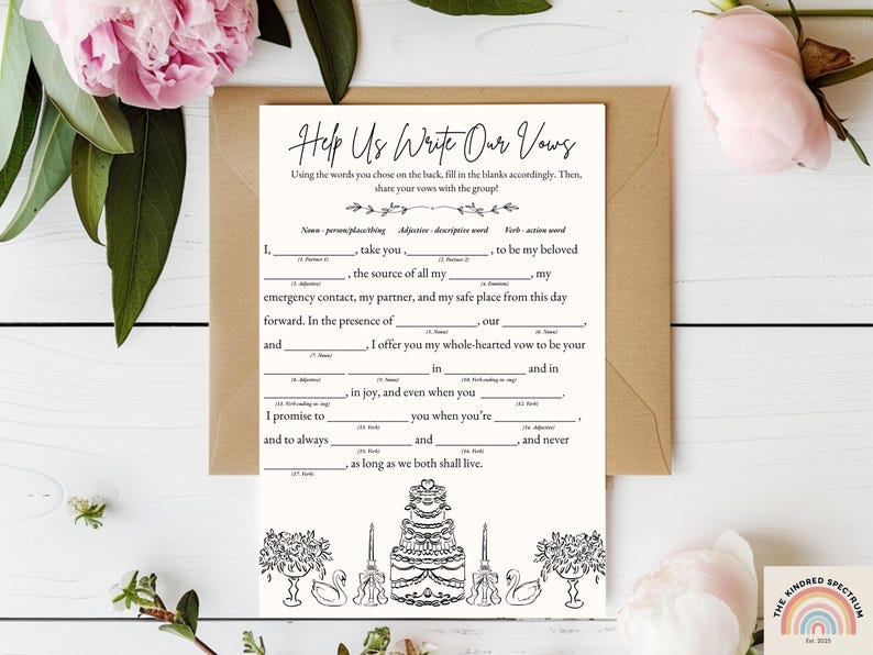 Puede incluir: Una tarjeta de votos matrimoniales para rellenar con el texto "Help Us Write Our Vows". La tarjeta est&aacute; sobre un sobre marr&oacute;n, rodeada de flores rosas y vegetaci&oacute;n. La parte inferior de la tarjeta presenta ilustraciones de una tarta de boda, cisnes y arreglos florales.