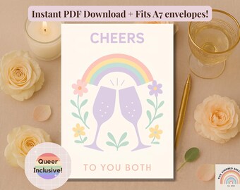 Puede incluir: Una tarjeta de felicitación con el texto "CHEERS TO YOU BOTH" y un diseño de arcoíris sobre dos copas de champán. La tarjeta está rodeada de flores, una vela, un bolígrafo y una copa de champán. La tarjeta también dice "Queer Inclusive!"