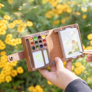 Akvarellpalett i vintagestil i läder och valnötsträ | Bärbar miniatyrfärglåda med 12 färger | Resevänlig skissning