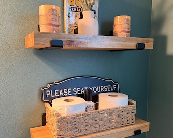 Estante flotante artesanal de madera maciza con soportes en forma de L de estilo industrial.