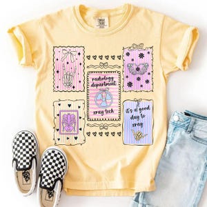 Könnte beinhalten: Hellgelbes T-Shirt mit einem grafischen Design mit verschiedenen Illustrationen zum Thema Radiologie. Das Design enthält Bilder von Skeletten, Händen und den Texten "radiology department" und "xray tech". Das Shirt wird mit karierten Slip-On-Schuhen kombiniert.