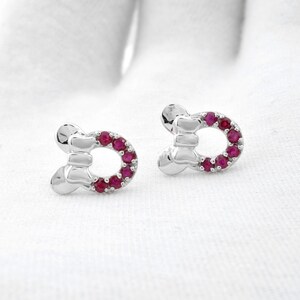 Pendientes de Mickey Kids, aretes con rubí de talla redonda de 2 mm en oro blanco de 14 k, aretes para adolescentes, aretes con cara de dibujos animados para mujer.
