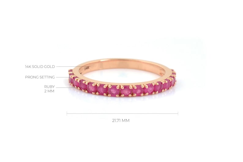 Puede incluir: Un anillo de oro rosa con una banda de rub&iacute;es de color rosa vibrante. El anillo tiene 21,71 mm de di&aacute;metro y presenta un engaste de garras. El texto de la imagen indica que el anillo es de oro macizo de 14K y los rub&iacute;es son de 2 mm.
