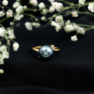 Anello con perla nera di Tahiti, anello di fidanzamento con perla in oro 14k e diamanti, anello con perla naturale, anello con fascia in perla nera di qualità AAA
