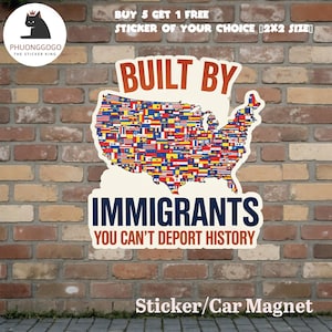 以下が含まれることがあります： 国旗で構成されたアメリカ合衆国の地図が描かれたステッカーまたはカーマグネット。「BUILT BY IMMIGRANTS YOU CAN'T DEPORT HISTORY」の文字。ステッカーには「5つ購入すると1つ無料ステッカーをお選びいただけます[5x5cm]」の文字も含まれています。