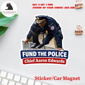 Puede incluir: Una pegatina o imán para coche con un policía saltando una barandilla. La pegatina tiene el texto "FUND THE POLICE" y "Chief Aaron Edwards". La pegatina también tiene el texto "BUY 5 GET 1 FREE STICKER OF YOUR CHOICE [2X2 SIZE]"