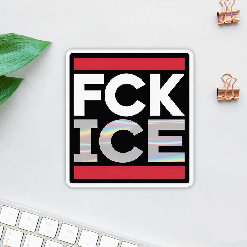 K&ouml;nnte beinhalten: Ein quadratischer Aufkleber mit dem Text "FCK ICE" in fetten wei&szlig;en Buchstaben auf schwarzem Hintergrund. Das Wort "ICE" hat einen holografischen, irisierenden Effekt. Der Aufkleber ist von einem roten und wei&szlig;en Rand umgeben.