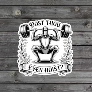 Op de afbeelding: Zwart-witte sticker met een ridder in volledige wapenrusting die een squat met een halter uitvoert. De tekst "DOST THOU EVEN HOIST?" staat in sierlijke letters boven en onder de ridder. Bloemenaccenten omlijsten het ontwerp.