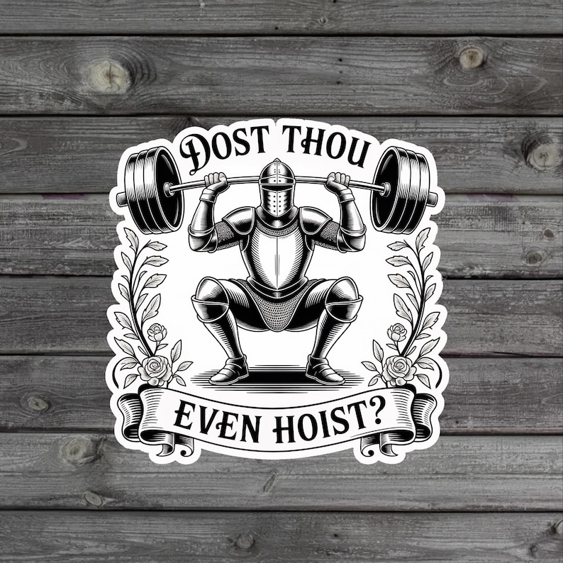 Op de afbeelding: Zwart-witte sticker met een ridder in volledige wapenrusting die een squat met een halter uitvoert. De tekst "DOST THOU EVEN HOIST?" staat in sierlijke letters boven en onder de ridder. Bloemenaccenten omlijsten het ontwerp.