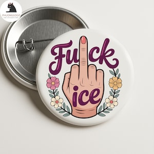 Puede incluir: Un botón redondo blanco con una mano mostrando el dedo medio, rodeada de flores. La palabra "Fuck" está escrita encima del dedo, y "ice" debajo. El botón tiene una parte trasera de metal.